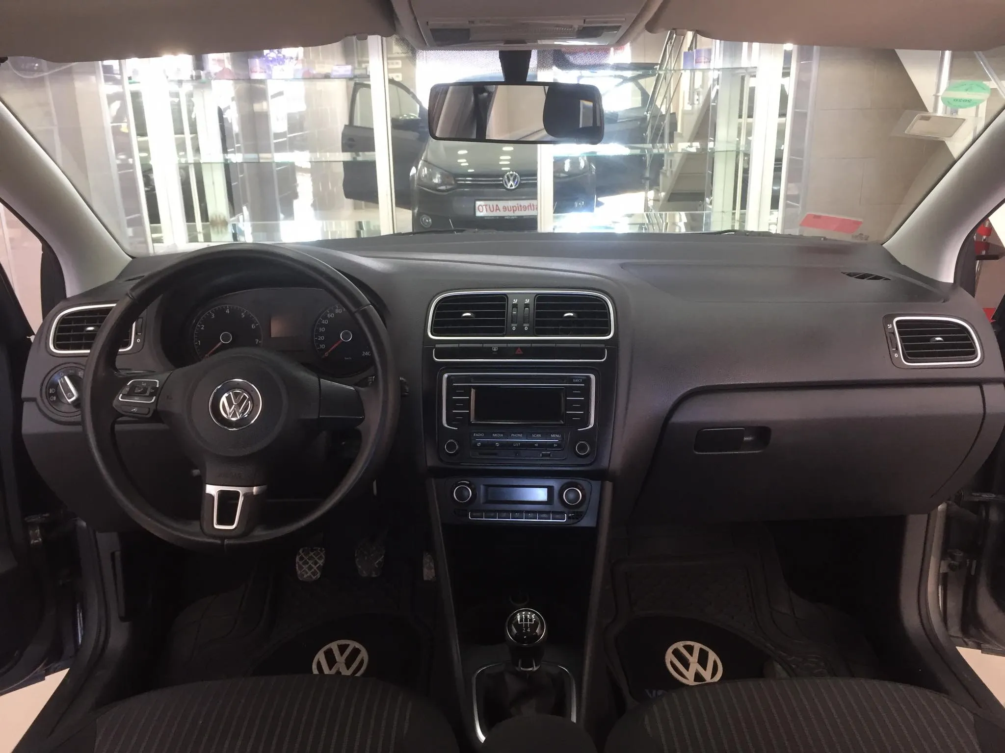 A VENDRE VOLKSWAGEN POLO SEDAN 1.4 ESSENCE - Tel98479647