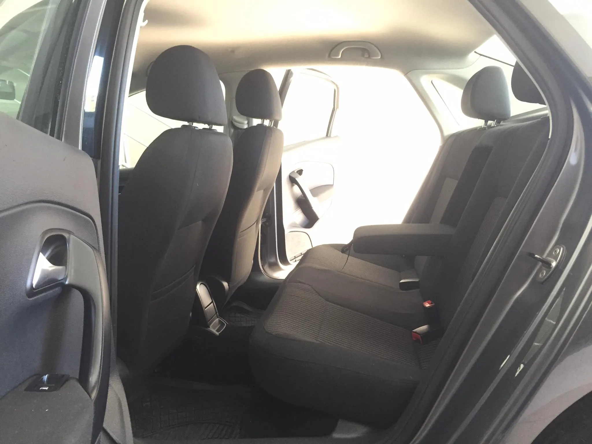 A VENDRE VOLKSWAGEN POLO SEDAN 1.4 ESSENCE - Tel98479647