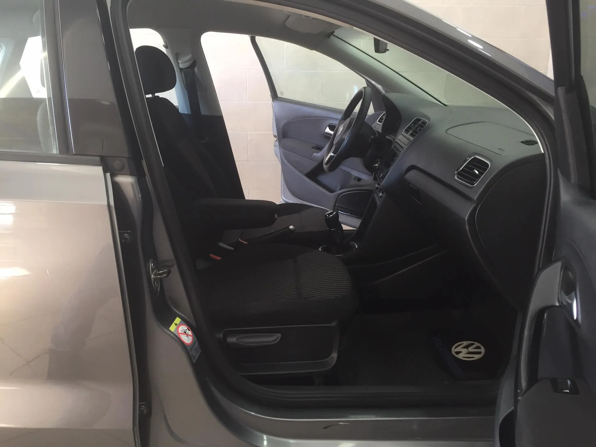 A VENDRE VOLKSWAGEN POLO SEDAN 1.4 ESSENCE - Tel98479647