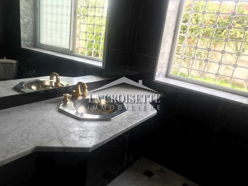 Villa s+5 à La Soukra MVL0075