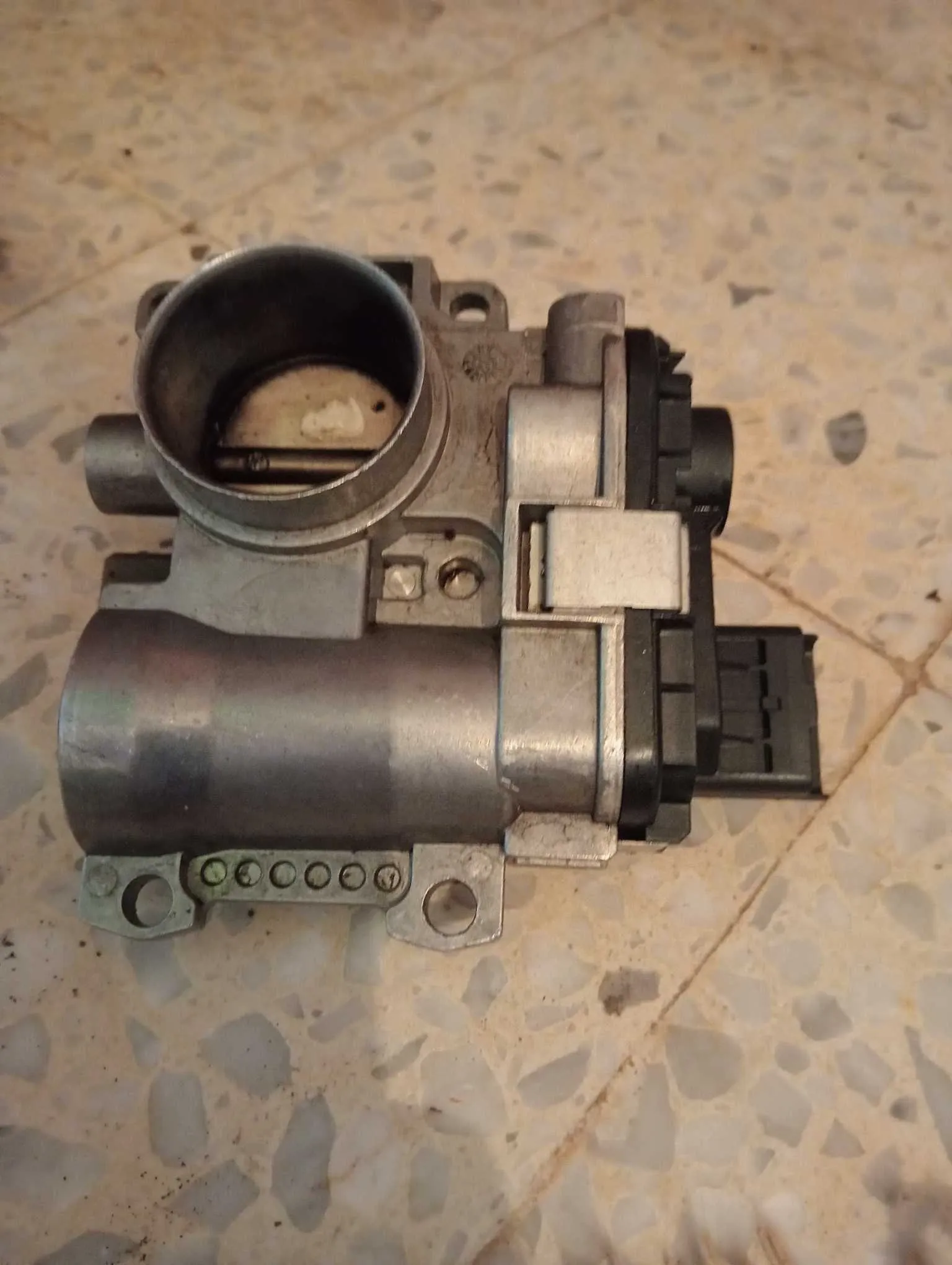 Pièces clio classic a vendre 98758212