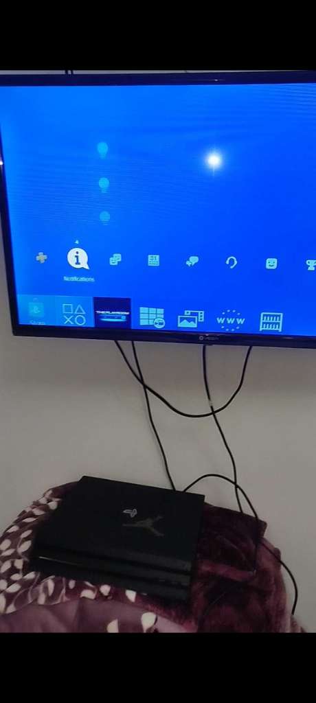 Ps4 pro + 5 cd