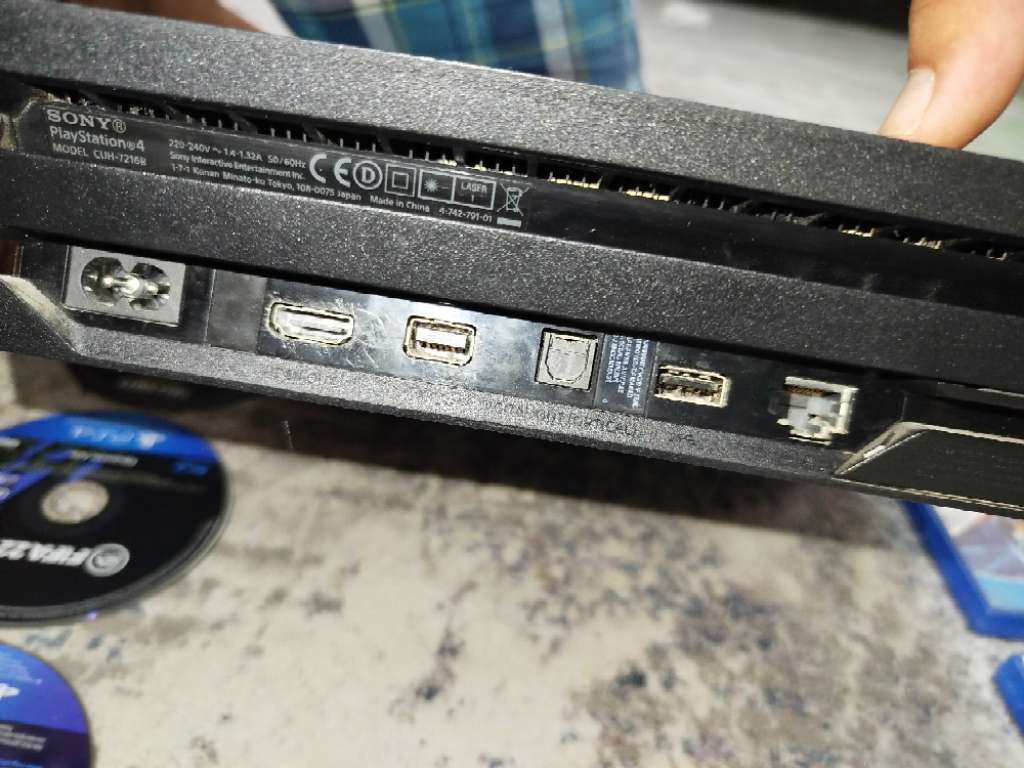 Ps4 pro + 5 cd