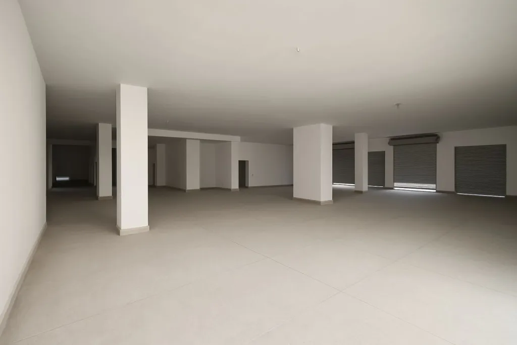 À vendre – Local commercial neuf de 455 m² à Mégrine Coteaux, emplacement en angle, direct promoteur
