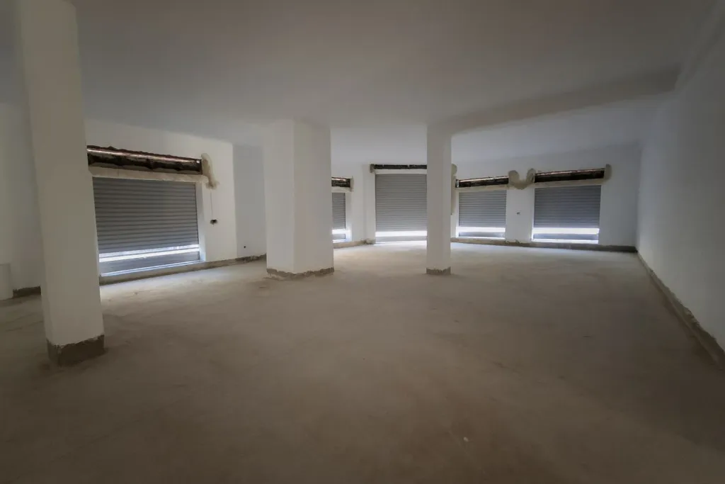 À vendre – Local commercial neuf de 455 m² à Mégrine Coteaux, emplacement en angle, direct promoteur