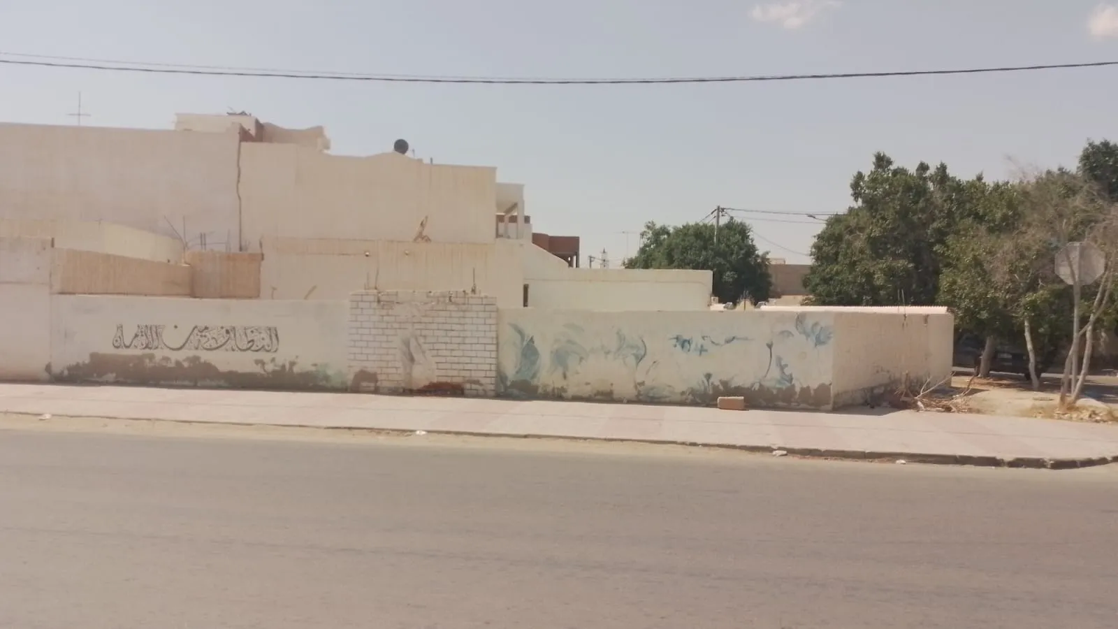 أرض مع منزل للبيع في مدنين