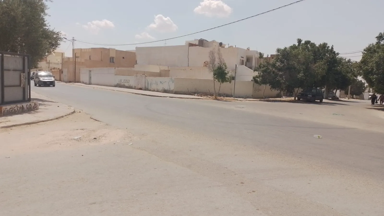أرض مع منزل للبيع في مدنين