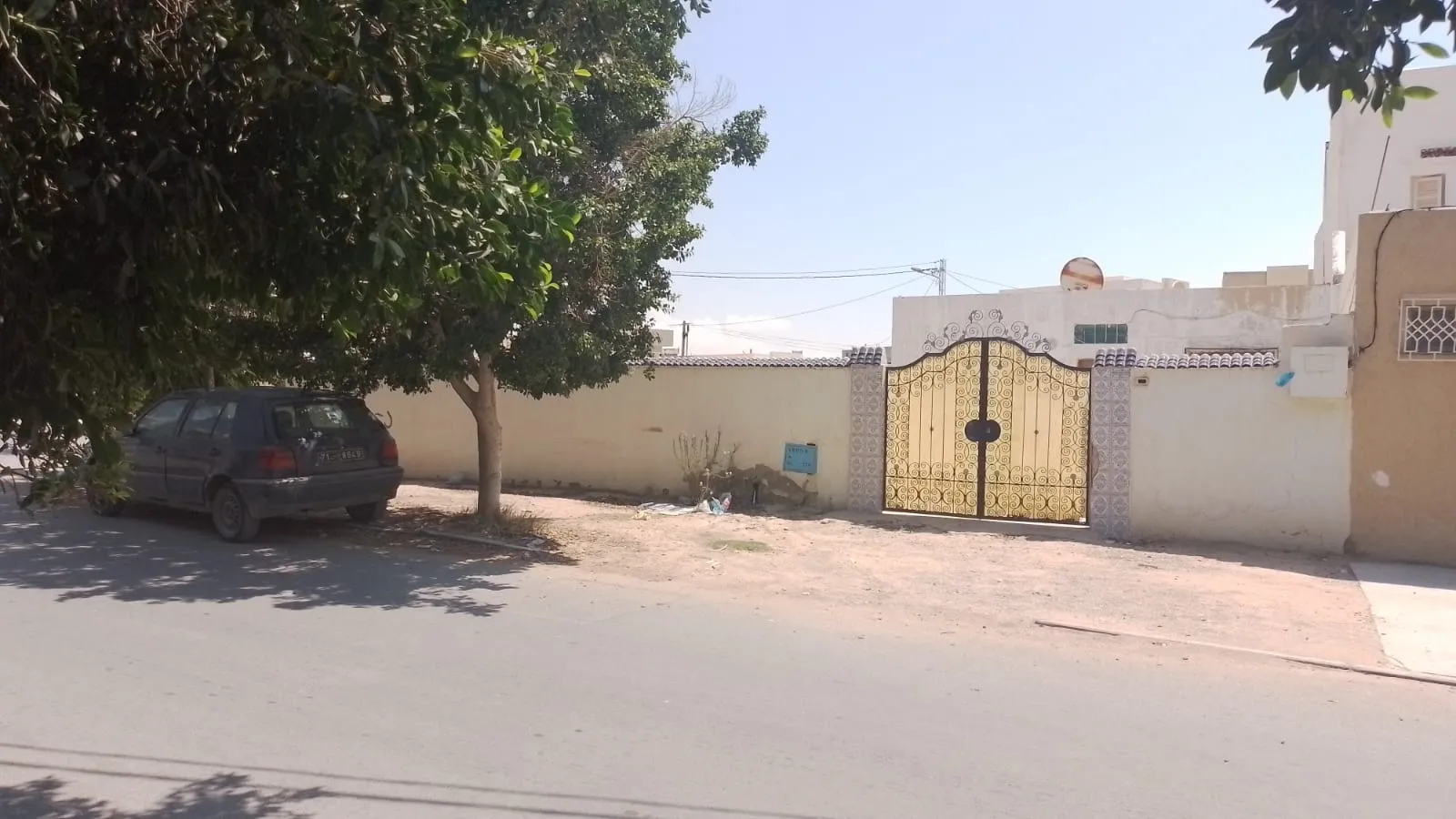 أرض مع منزل للبيع في مدنين