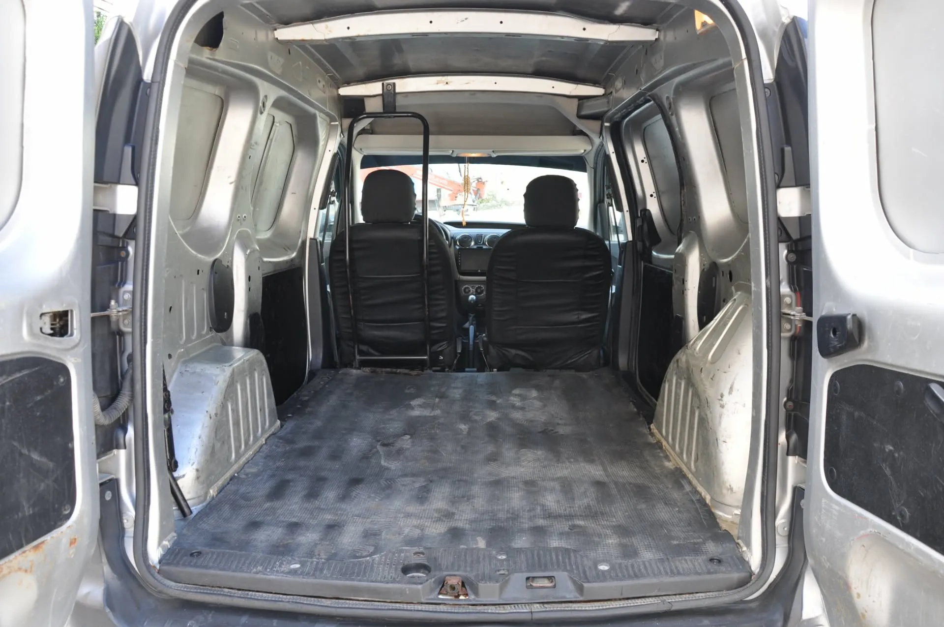 DACIA DOKKER VAN LUX-2 Places – Commerciales-PRIX : 23.500-TEL : 99.692.623