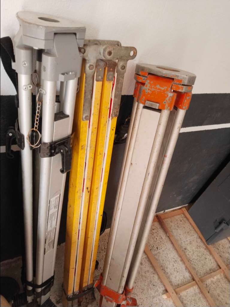 2 trépieds+ mire 4m en bois