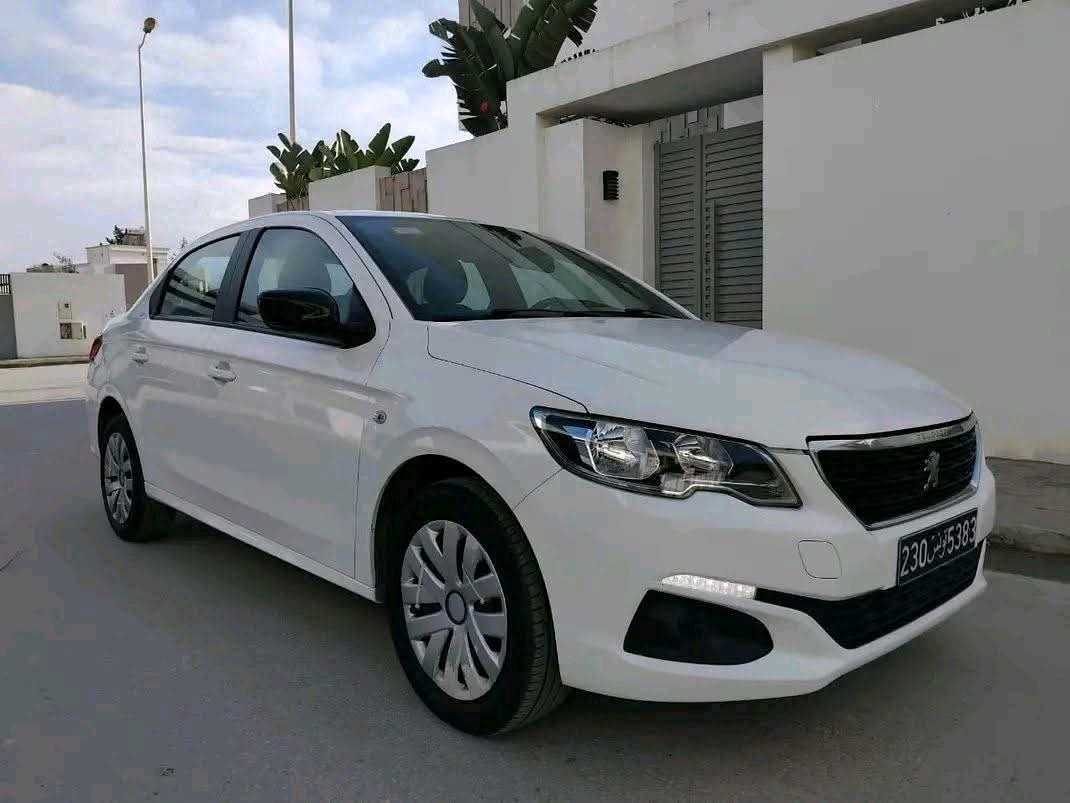PEUGEOT 301 ACCESS PREMIÈRE MAIN EN EXCELLENT ÉTAT 