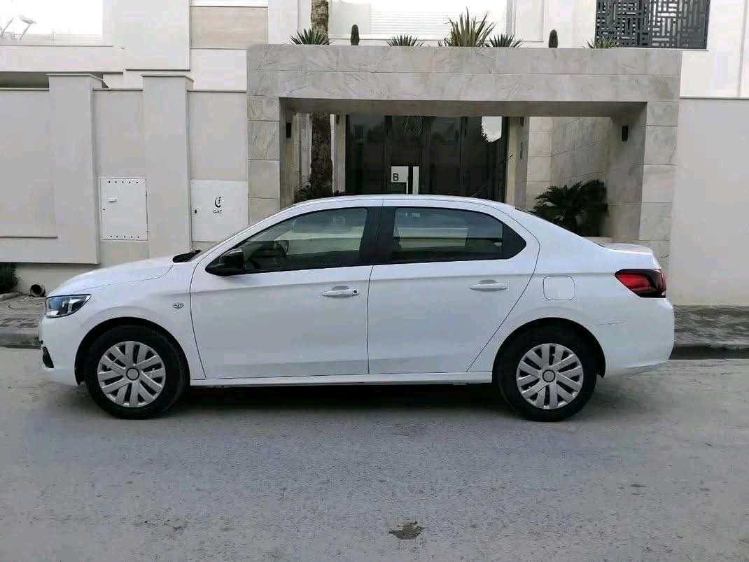 PEUGEOT 301 ACCESS PREMIÈRE MAIN EN EXCELLENT ÉTAT 