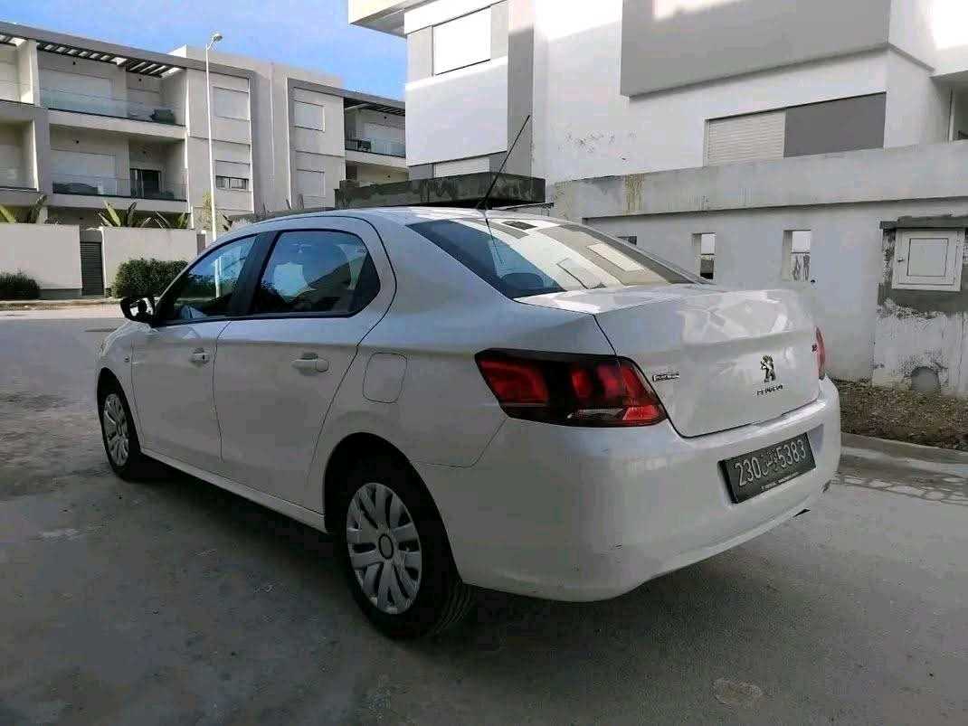 PEUGEOT 301 ACCESS PREMIÈRE MAIN EN EXCELLENT ÉTAT 