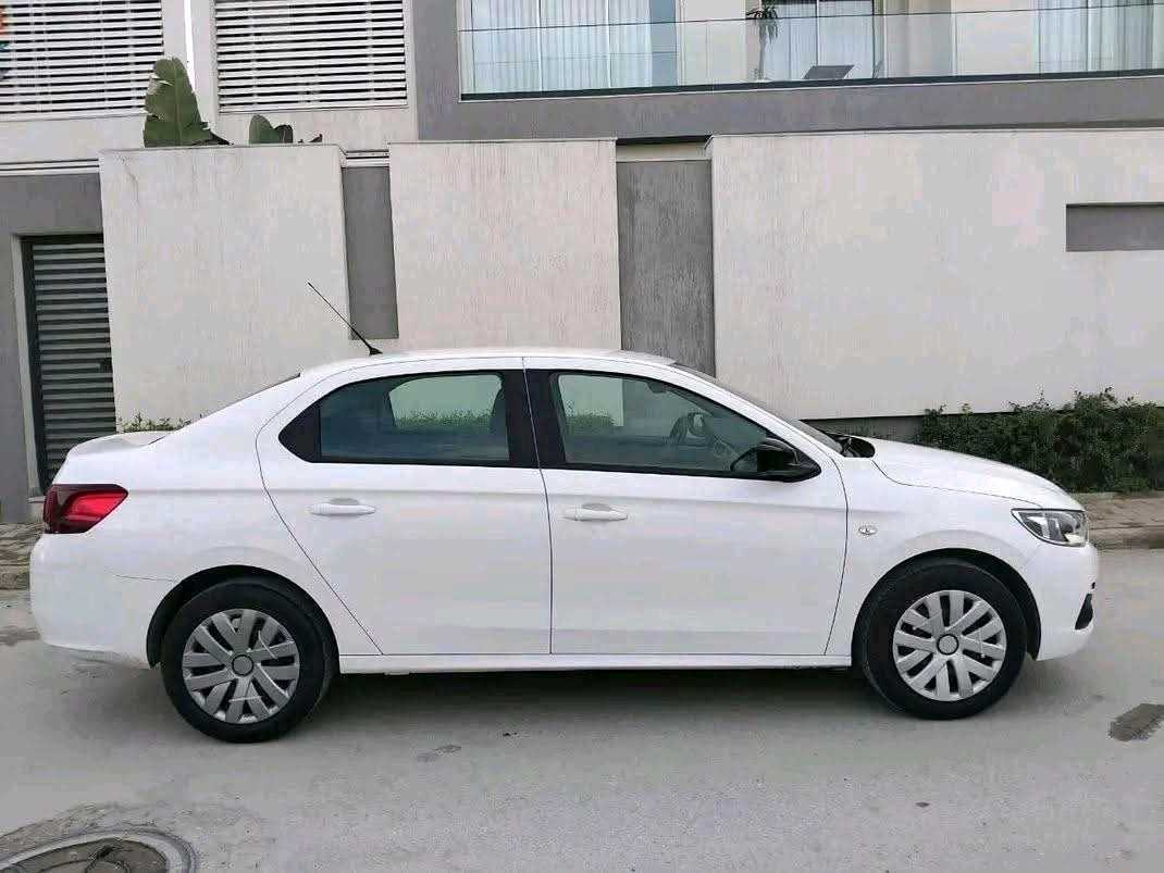 PEUGEOT 301 ACCESS PREMIÈRE MAIN EN EXCELLENT ÉTAT 