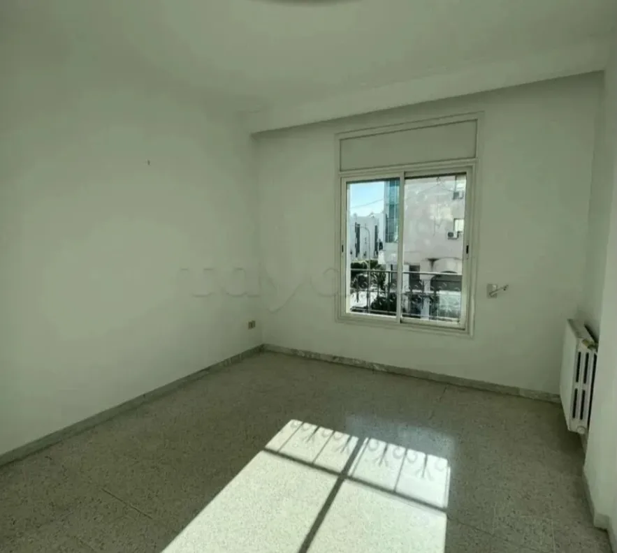 Location S3 vide à Ennasr 2