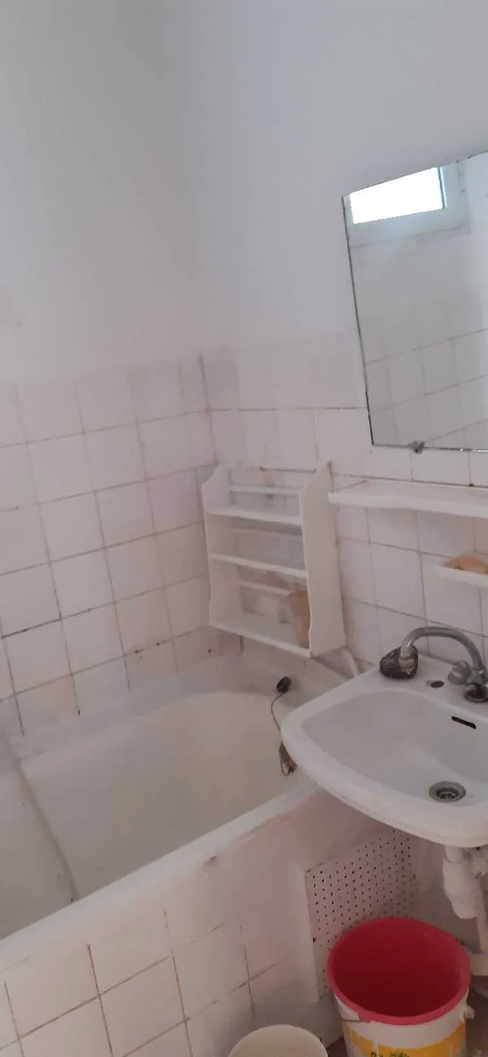un appartement s+2 meublé au 3éme étage (sans ascenseur) a louer a cité khadhra en face clinique ibn zohr