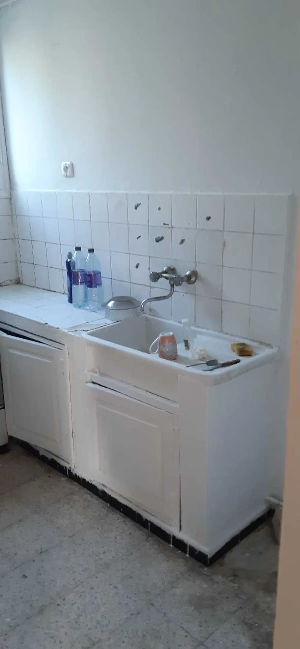 un appartement s+2 meublé au 3éme étage (sans ascenseur) a louer a cité khadhra en face clinique ibn zohr