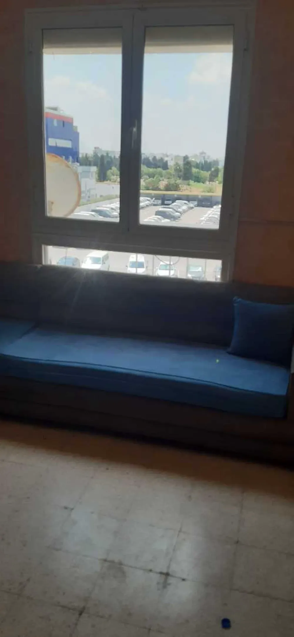 un appartement s+2 meublé au 3éme étage (sans ascenseur) a louer a cité khadhra en face clinique ibn zohr