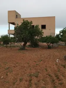 Terrain à vendre avec une villa inachevée de deux étages séparés 