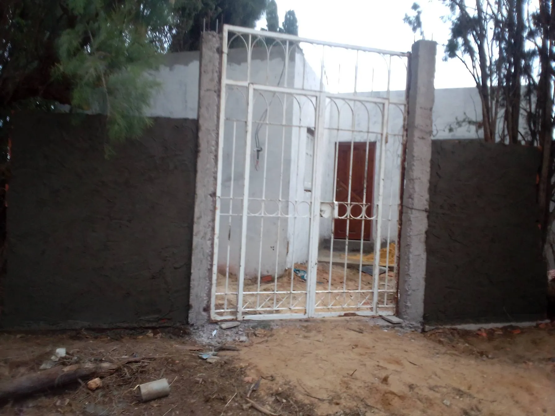 أرض 310م مع منزل60م يبتعد 700م على الطريق