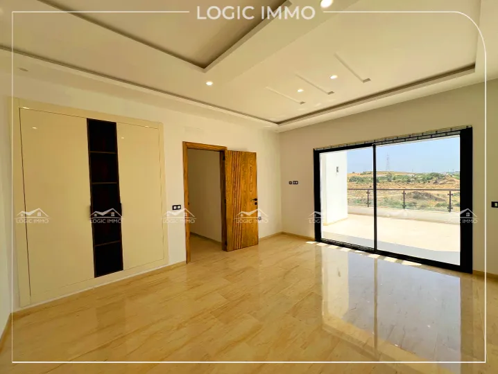 A vendre une villa très haut standing située à monchar Hammamet