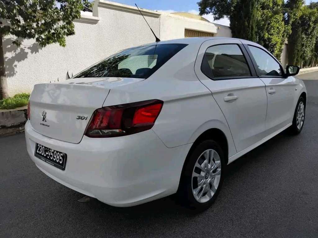 PEUGEOT 301 ESSENCE PREMIÈRE MAIN TRÈS PROPRE 