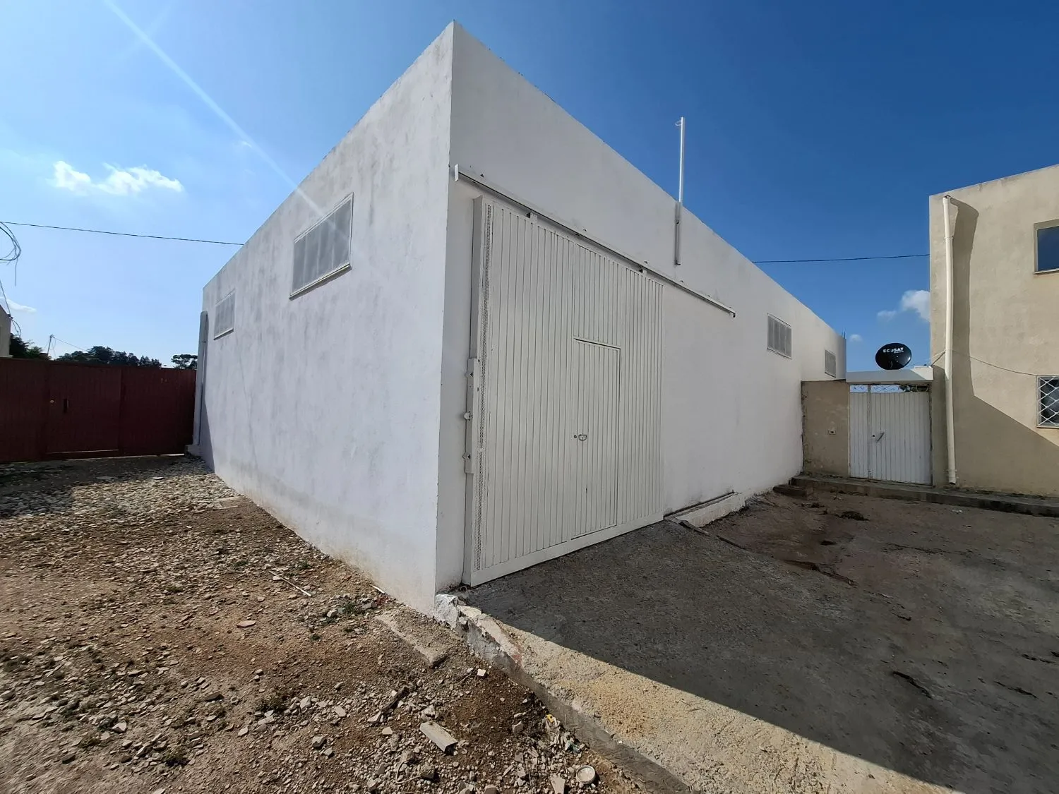 À louer – Dépôt de stockage de 220 m² avec grande hauteur sous plafond à prix avantageux