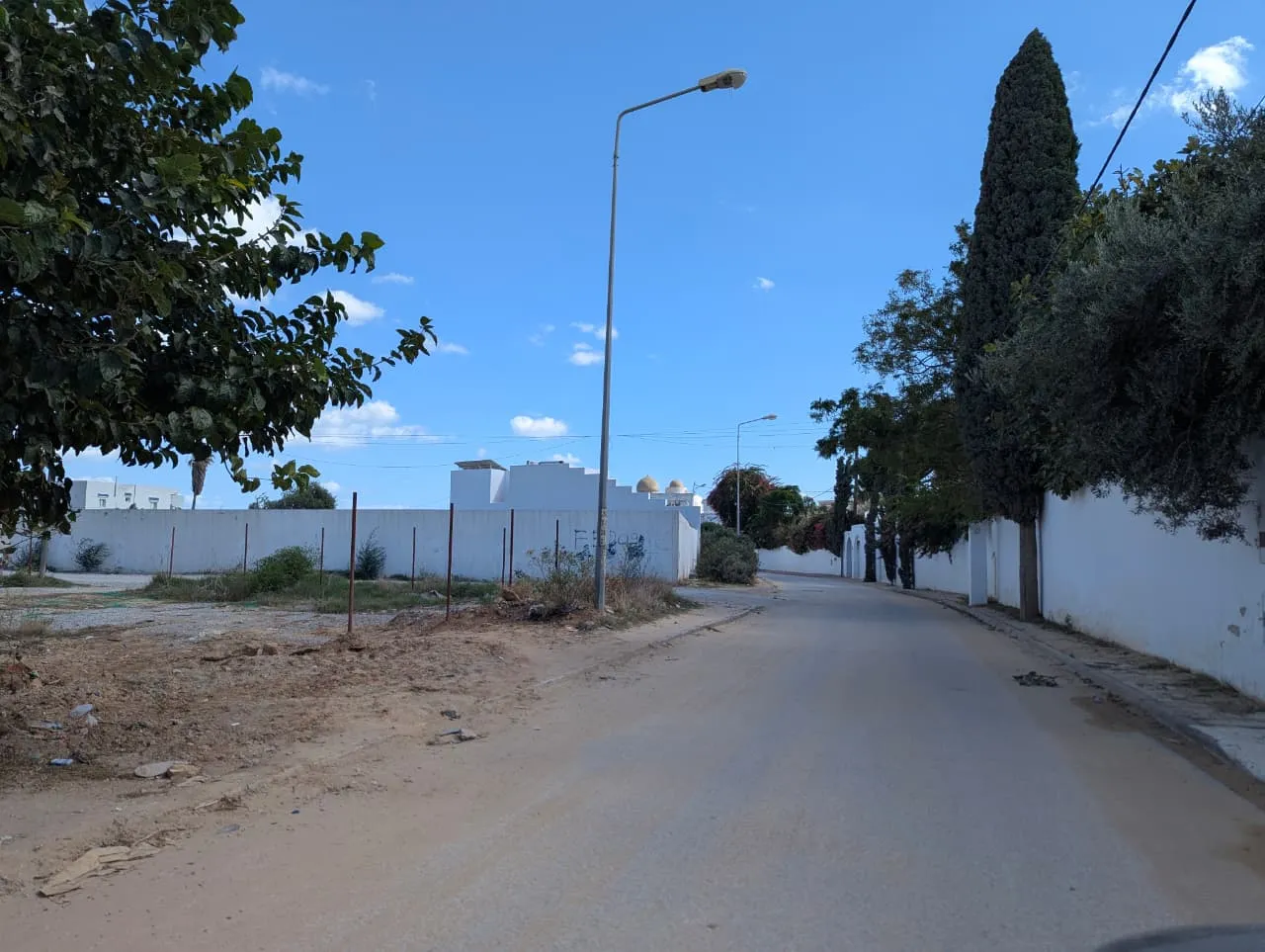 terrain clôturé sur la route goudronnée a Hammamet nord