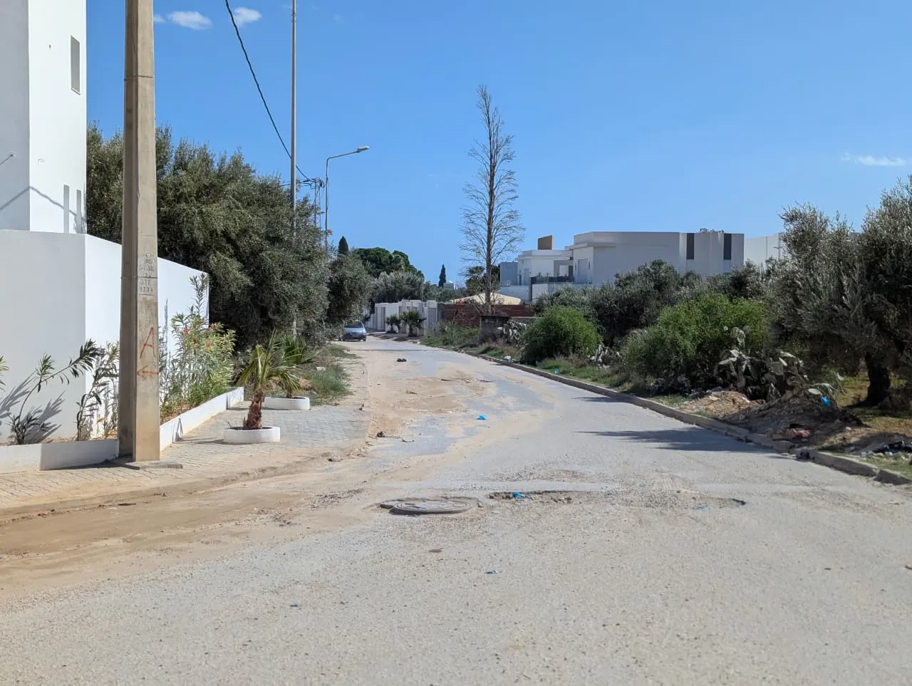 terrain clôturé sur la route goudronnée a Hammamet nord