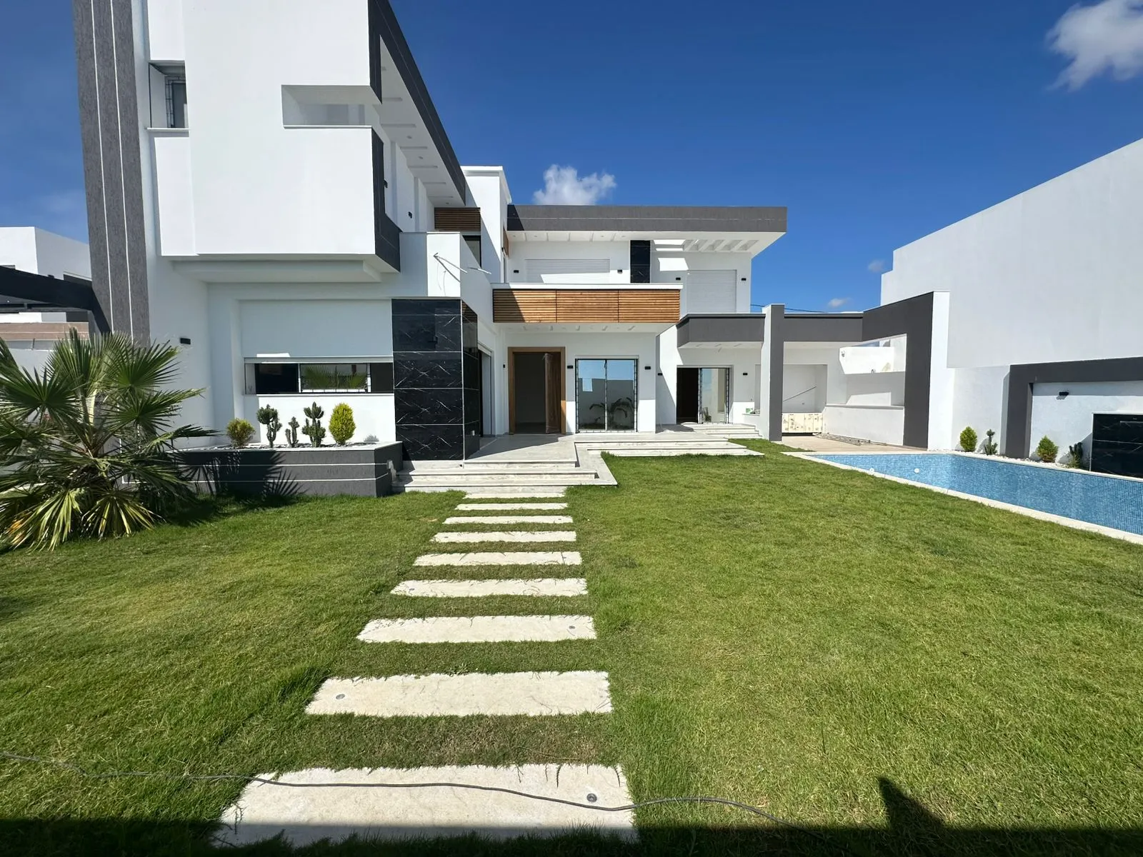 Une belle villa nouvellement construite 