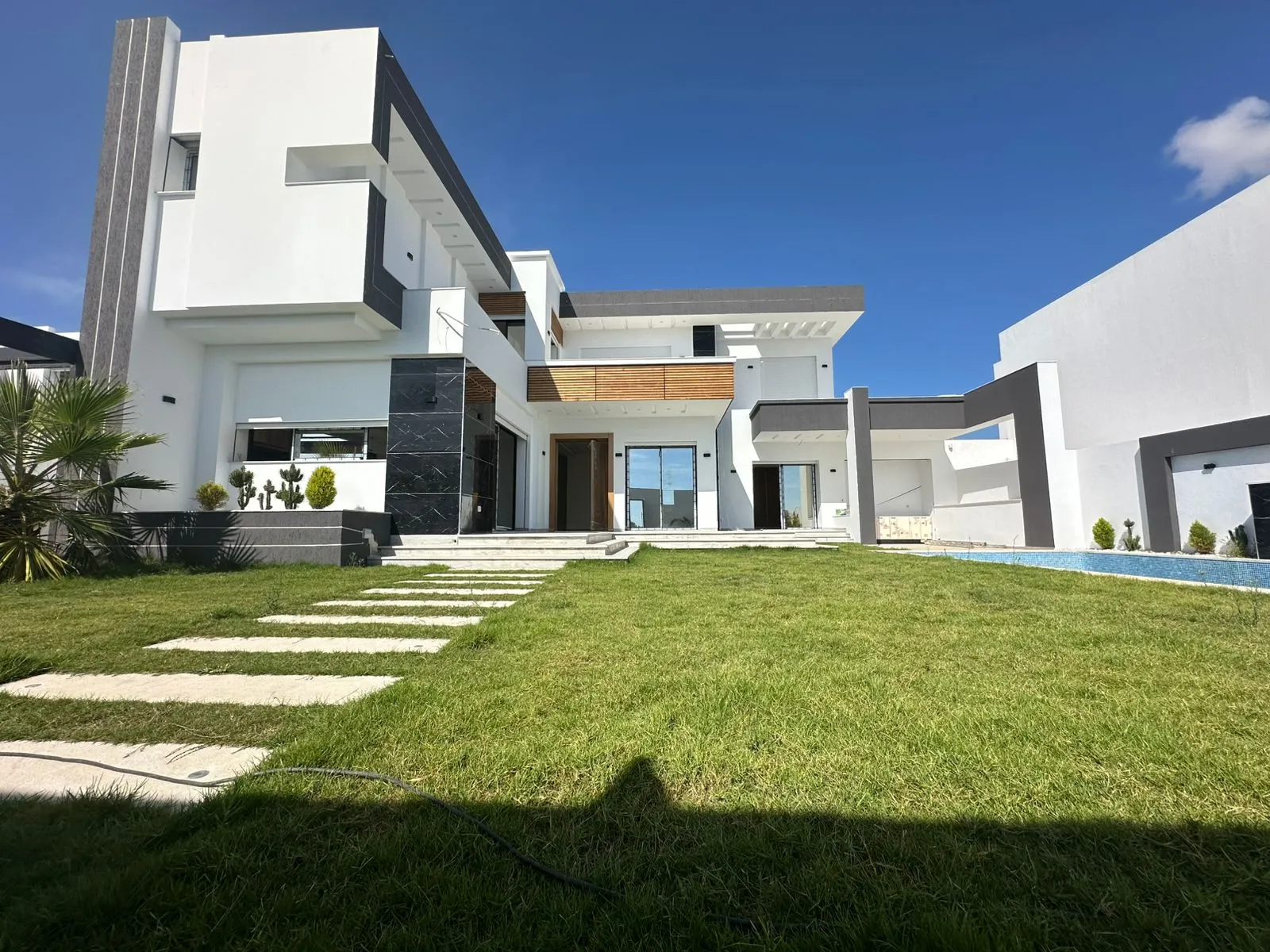 Une belle villa nouvellement construite 