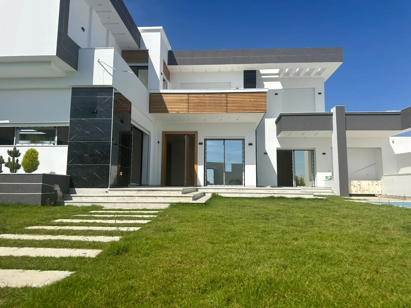 Une belle villa nouvellement construite 