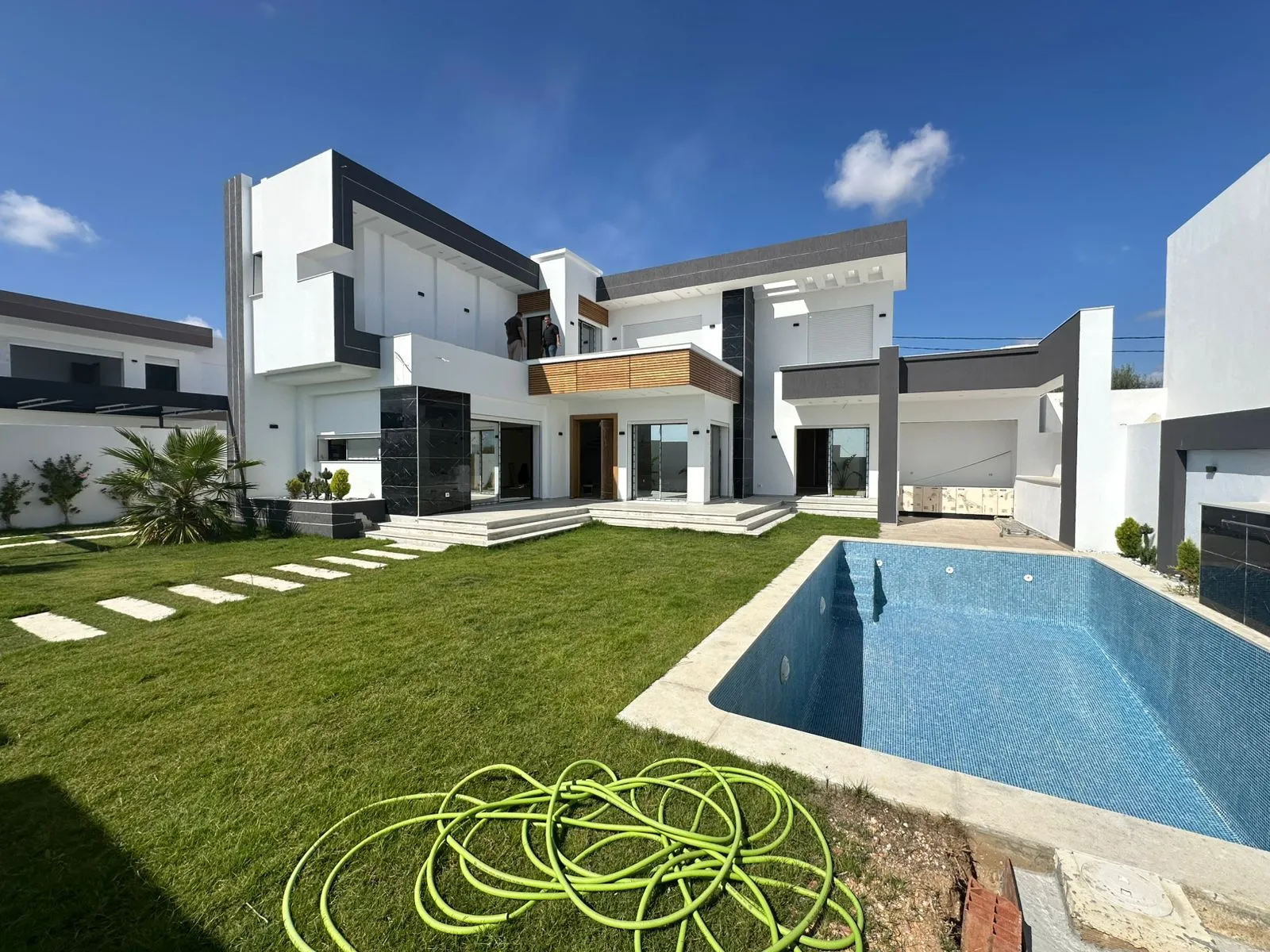 Une belle villa nouvellement construite 