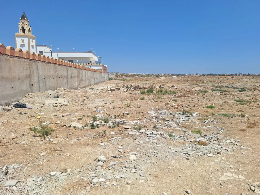 À Vendre : Terrain 2350 m² – Cité El Hidhab, Fouchena, vocation R+4 – Route GP3, après Marché Yahoudia