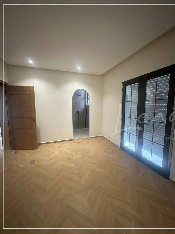 À Vendre : Villa S+6 à Manouba - 360 m² avec Jardin, Terrasse et Balcon