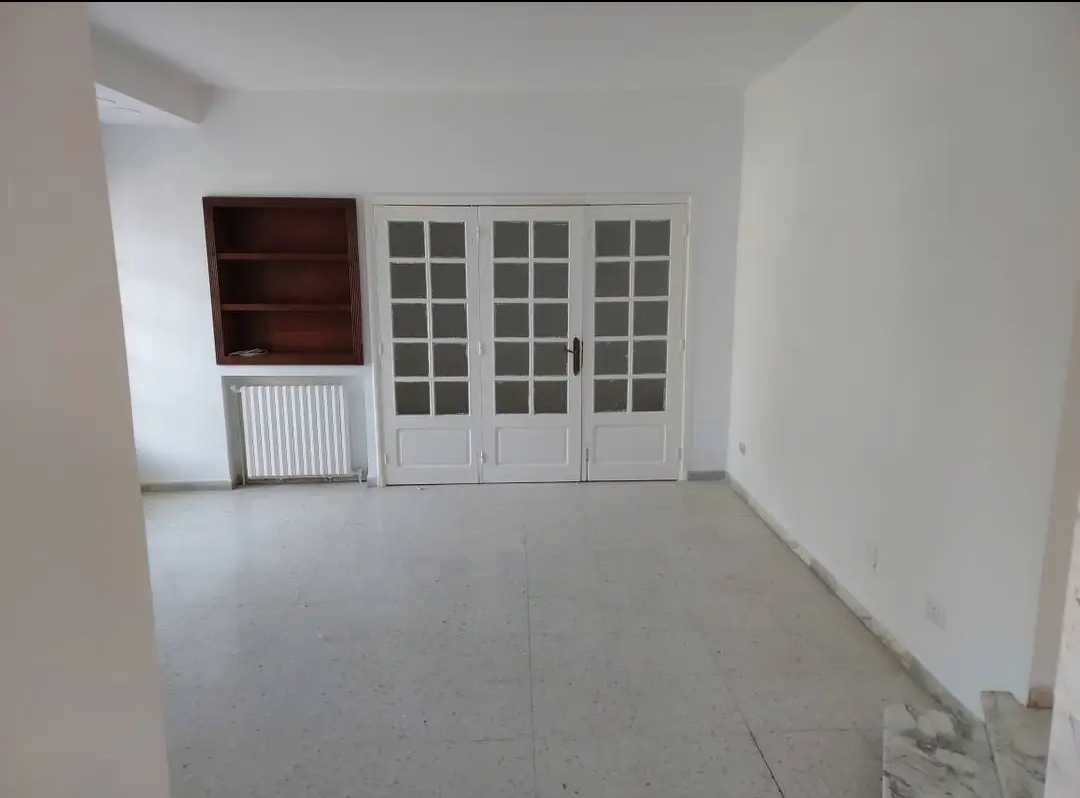 Location S4 vide à Chotrana 1