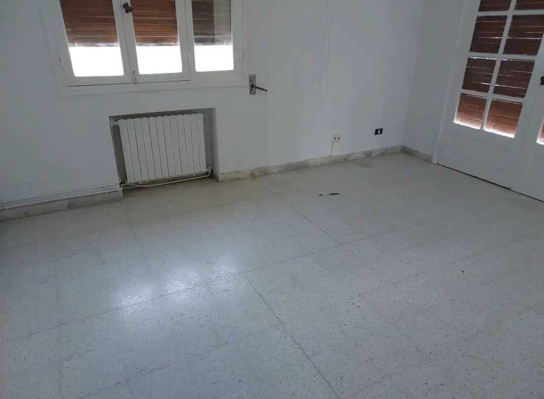 Location S4 vide à Chotrana 1