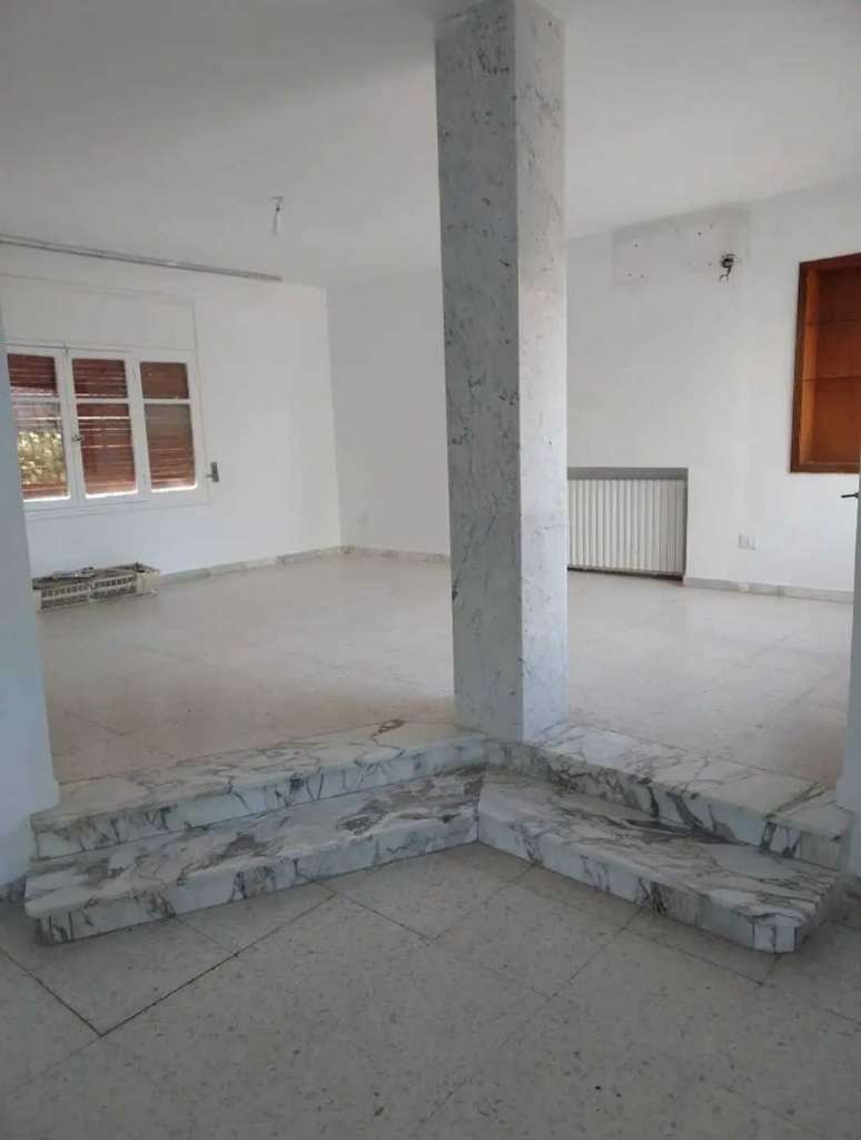 Location S4 vide à Chotrana 1