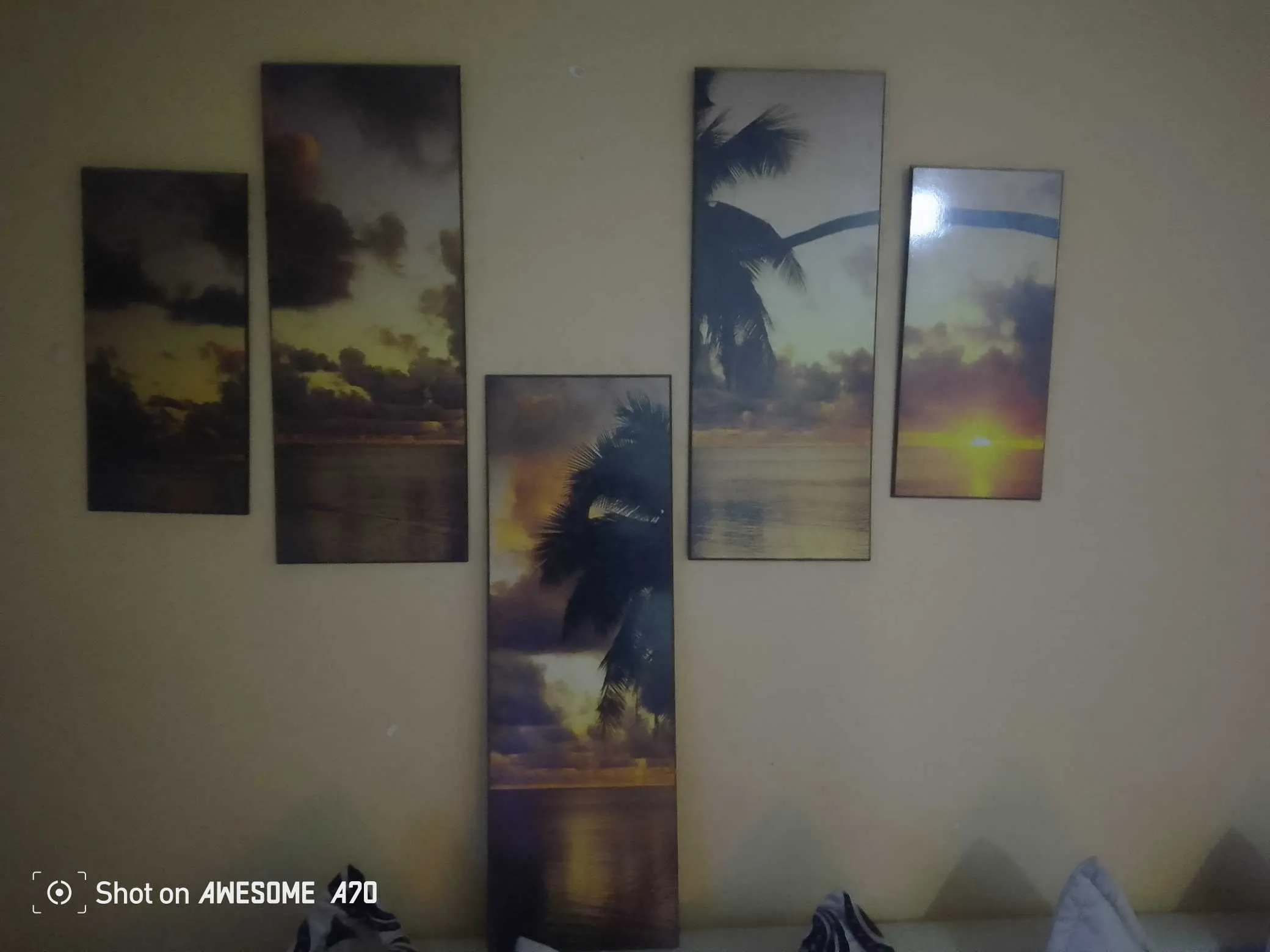 sallon 12 places ,des rideaux en tres bon etat et des elements 