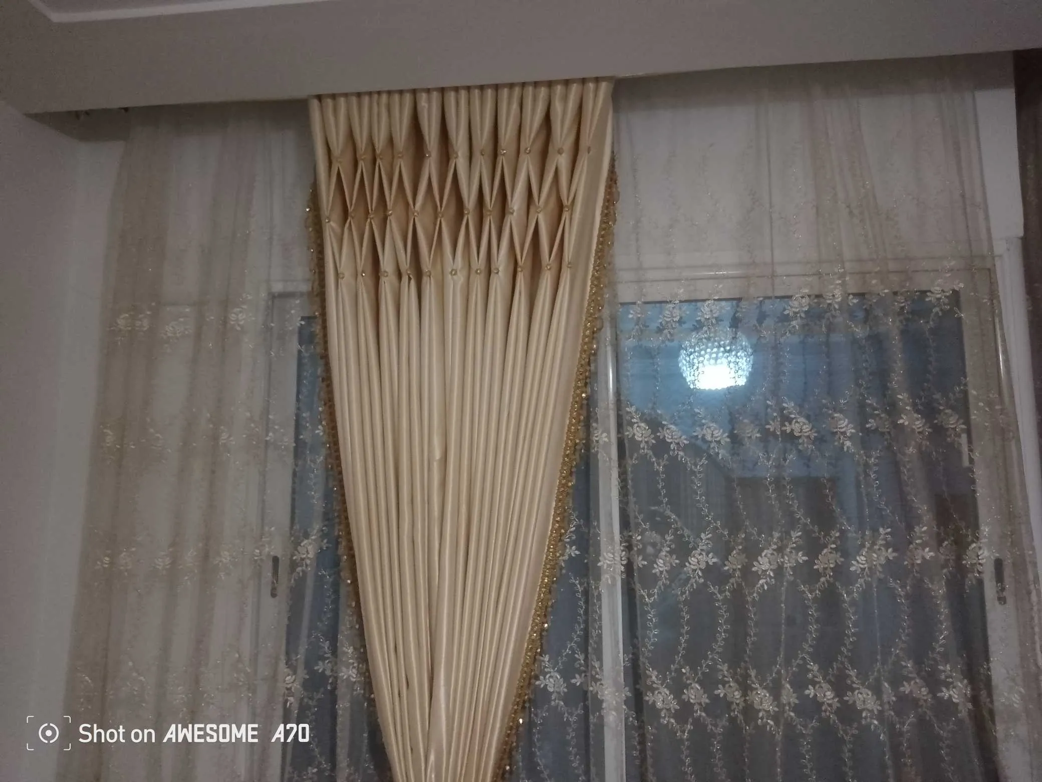 sallon 12 places ,des rideaux en tres bon etat et des elements 