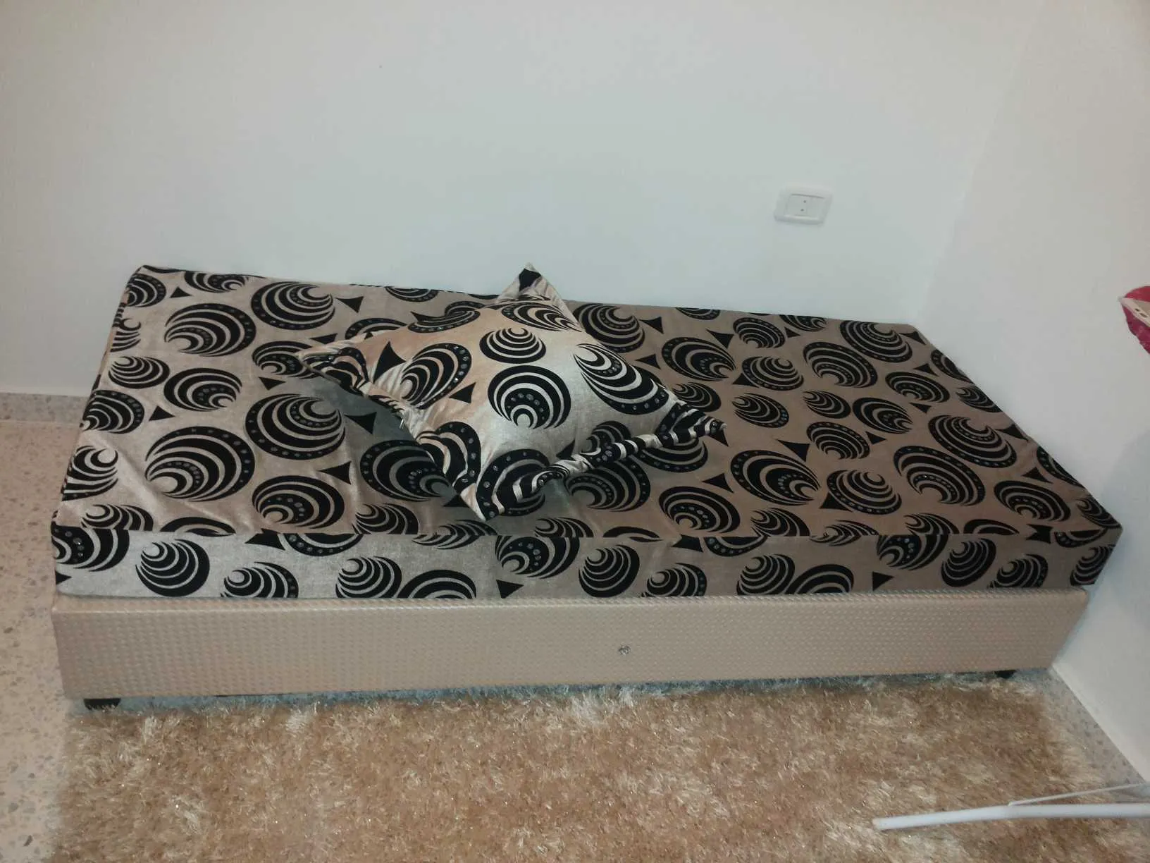 sallon 12 places ,des rideaux en tres bon etat et des elements 