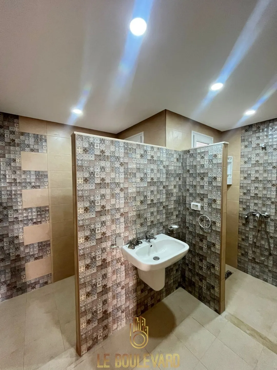 Location Annuelle : Etage De Villa S+3 Haut Standing Vue Sur Mer à Sidi Mahersi, Nabeul