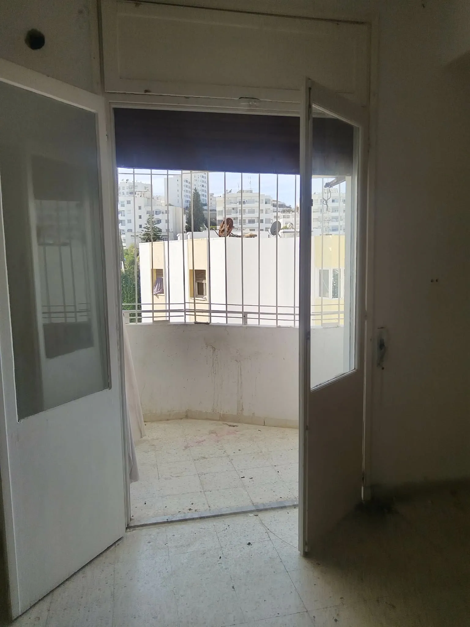 un spacieux appartement s+2 au 4éme étage (avec ascenseur) a louer situé a Manar 2 Prés de Takacim