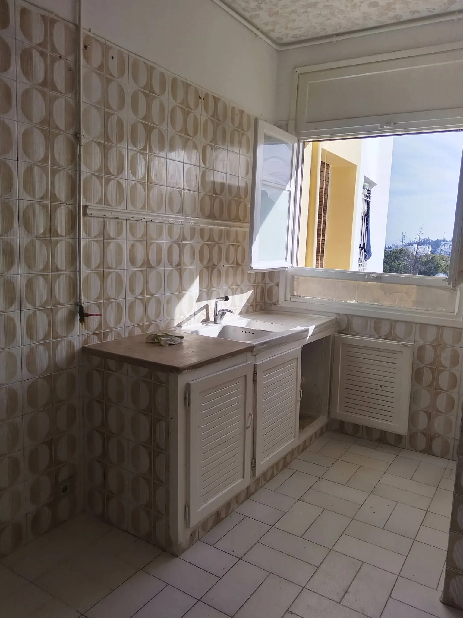 un spacieux appartement s+2 au 4éme étage (avec ascenseur) a louer situé a Manar 2 Prés de Takacim