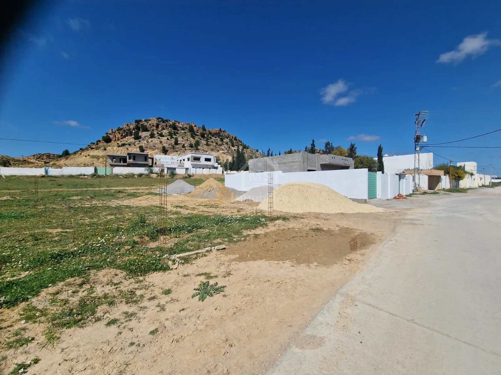 51355351 أرض صبغة سكنية للبيع في الحمامات