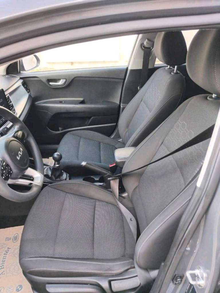 KIA RIO PRESTIGE PREMIÈRE MAIN EN EXCELLENT ÉTAT 