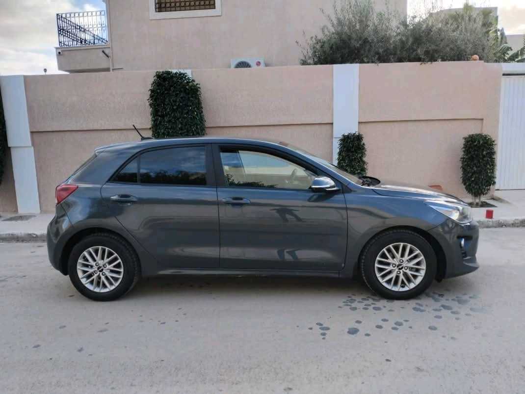 KIA RIO PRESTIGE PREMIÈRE MAIN EN EXCELLENT ÉTAT 