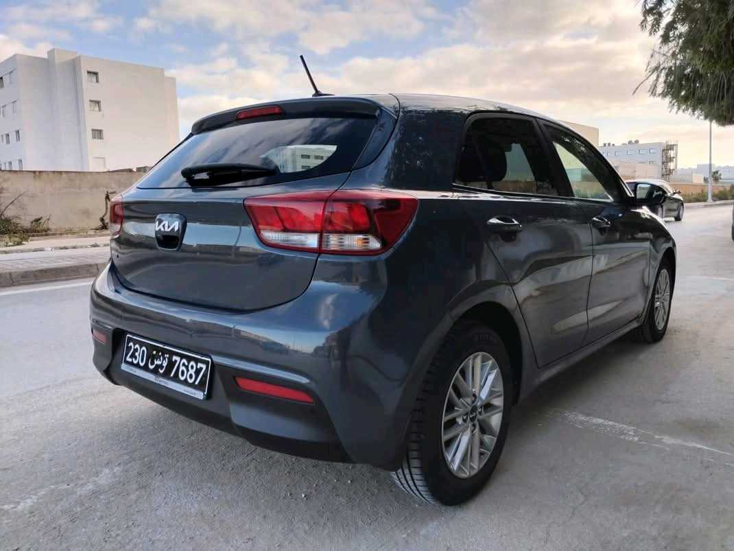 KIA RIO PRESTIGE PREMIÈRE MAIN EN EXCELLENT ÉTAT 