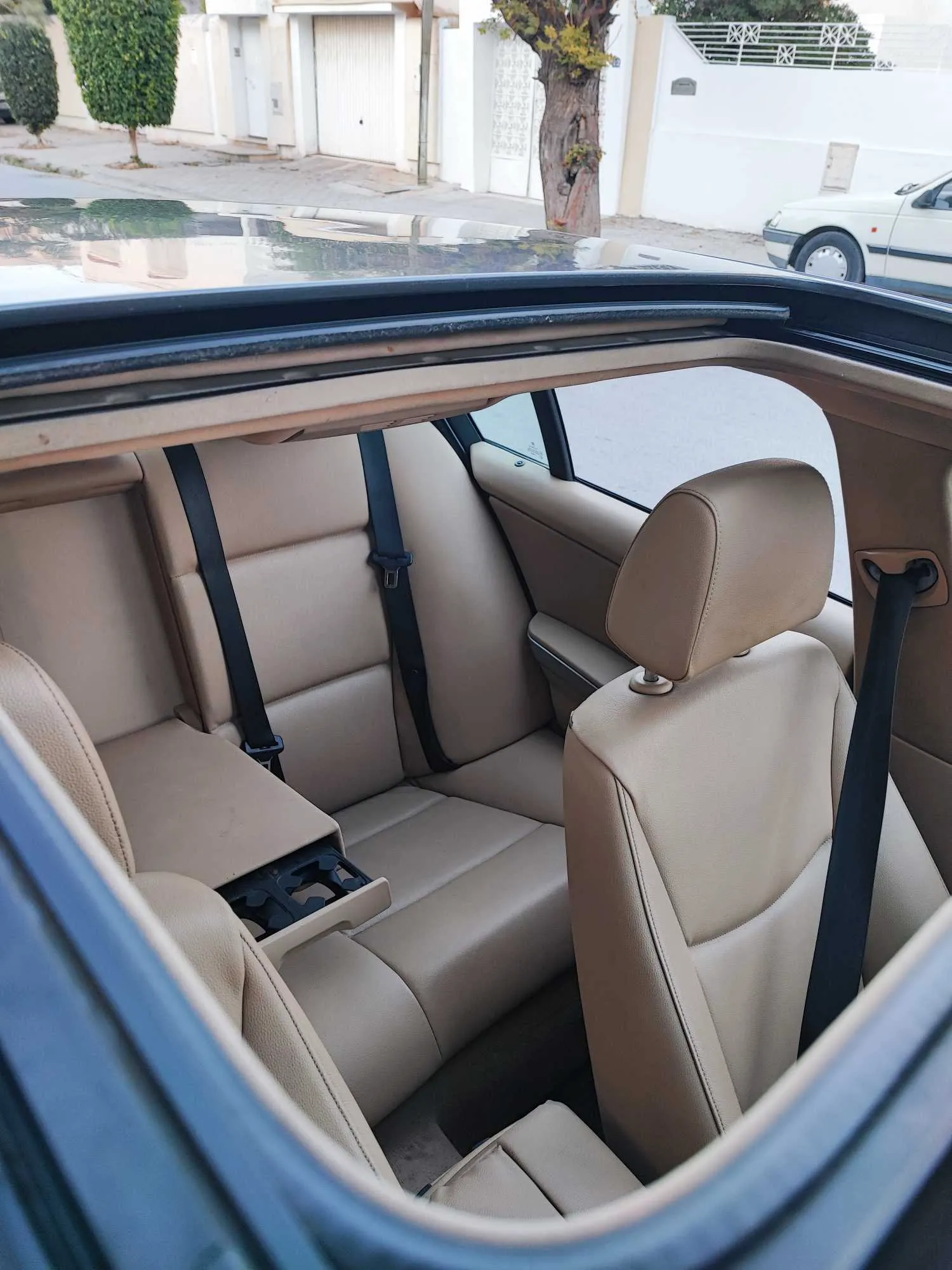 BMW E90 320i خليجية