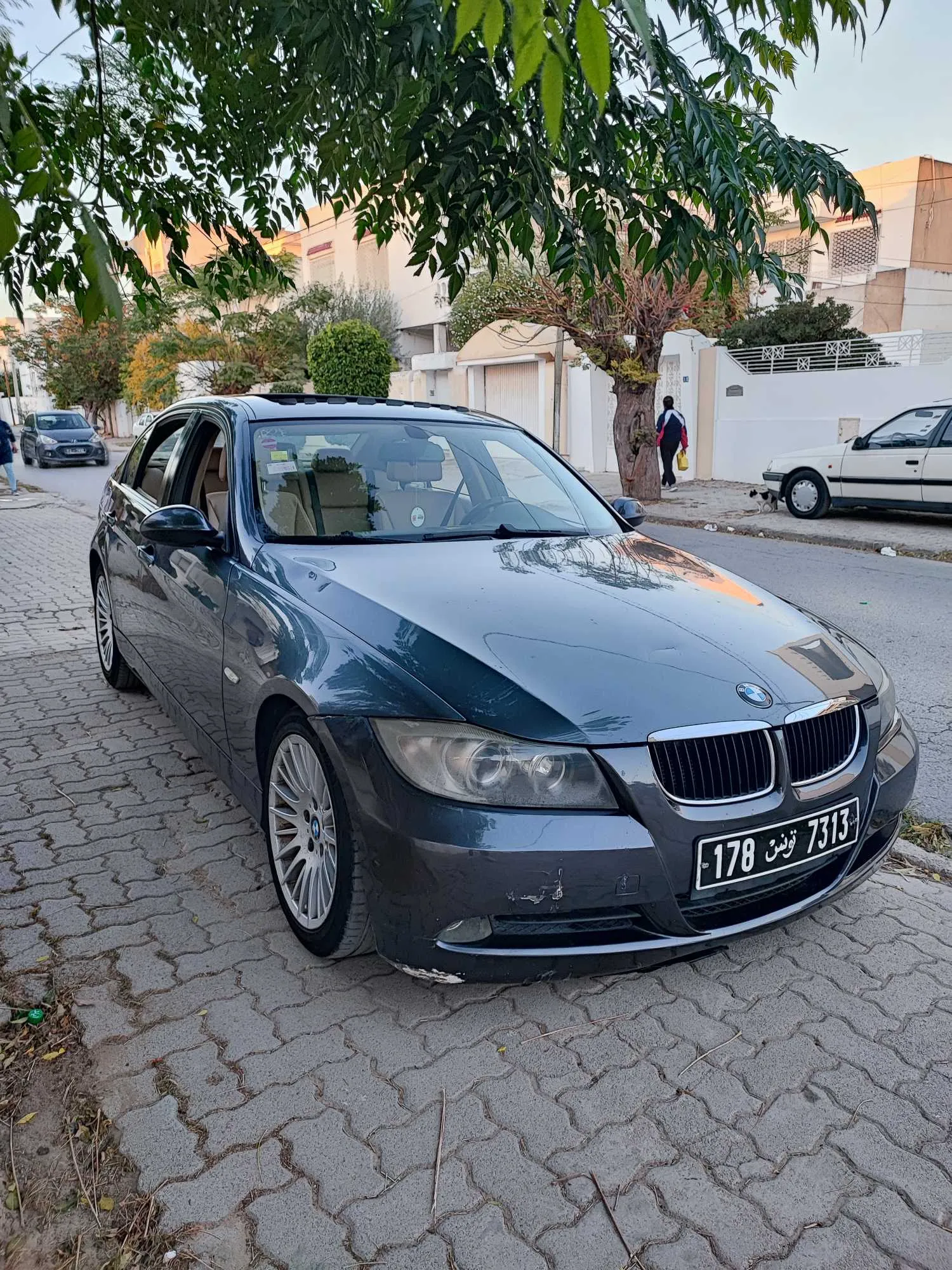 BMW E90 320i خليجية
